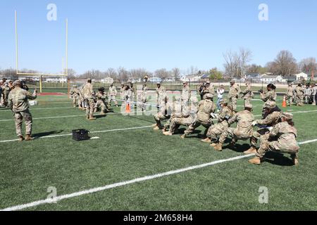 JROTC-Kadetten verschiedener High Schools spielen während der 1. Jährlichen Raiders Challenge der Maryland Army National Guard an der Fairmont Heights High School in Landover, Maryland, am 2. April 2022 ein Tauziehen. Die Kadetten führten auch einen Army Physical Fitness Test durch und nahmen an anderen Veranstaltungen Teil, bei denen ihre Kraft und ihre Fähigkeit, als Team zu arbeiten, auf die Probe gestellt wurden. Stockfoto