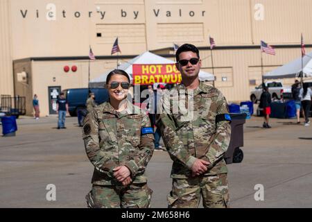 USA Air Force Airmen stehen zusammen auf der Shaw Air and Space Expo auf dem Luftwaffenstützpunkt Shaw, South Carolina, 3. April 2022. Die Shaw Air & Space Expo bot der Öffentlichkeit die Gelegenheit, die Männer und Frauen der Streitkräfte zu treffen und die militärische Ausrüstung durch die Bemühungen aktiver Mitglieder des Dienst-, Wächter- und Reservedienstes sowie ziviler Angestellter, Rentner und Familienmitglieder zu sehen. Stockfoto