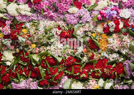 Bild einer Wand bedeckt mit Dutzenden von Blumensträußen, die das gesamte Bild einnehmen, Blumenhintergrund mit Kopierbereich Stockfoto