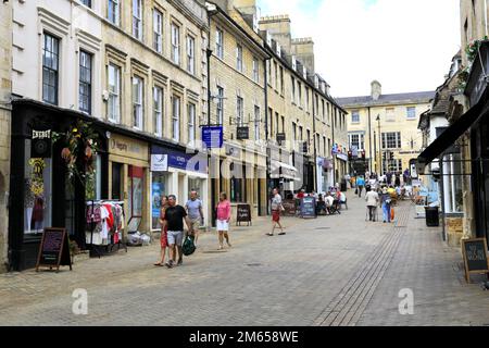 Geschäfte und Cafés entlang der Ironmonger Street, der georgianischen Marktstadt Stamford, Lincolnshire County, England, Großbritannien Stockfoto