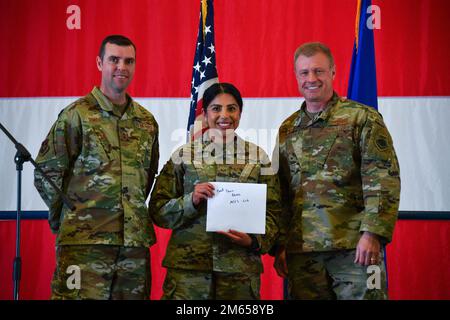 301. Mitglieder des Kampfflügels posieren für ein Foto am 03. April 2022 in der Naval Air Station Joint Reserve Base Fort Worth, Texas. Oberst Allen Duckworth, 301 FW Commander, und Chief Master Sgt. Micheal Senigo, 301 FW Command Chief, überreichten eine Auszeichnung an die FW Medical Squadron 301 für den besten Gruppennamen bei der Walk-across-Texas Challenge. Stockfoto