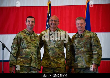 301. Mitglieder des Kampfflügels posieren für ein Foto am 03. April 2022 in der Naval Air Station Joint Reserve Base Fort Worth, Texas. Oberst Allen Duckworth, 301. FW-Kommandant, und Chefmeister Michael Senigo überreichten dem Tech eine Auszeichnung. Sgt. Chumnam Sangsvang, 301 FW Medical Squadron Health Services Administrator, für die meisten Schritte als Individuum im Walk across Texas Challenge. Stockfoto