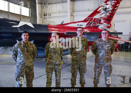 Mitglieder des 301. Kampfflügels posieren am 03. April 2022 vor dem 75.-jährigen Heritage Jet auf der Naval Air Station Joint Reserve Base Fort Worth, Texas. Die Mitglieder wurden von Oberst Allen Duckworth für ihre herausragende Leistung im Flügel geprägt. Stockfoto