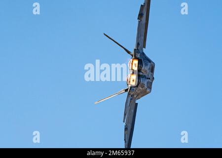 USA Air Force Major Joshua ‚Cabo‘ Gunderson, F-22 Raptor Demonstrationsteam-Commander und Pilot, führt während der Probe für die FIDAE Air & Trade Show 2022 am 3. April 2022 in Santiago, Chile, durch ein taktisches Feld. Die Hauptfunktion des F-22A Raptor ist eine Luftdominanz und ein multifunktionaler Tarnkämpfer, der eine Kombination aus Luft-Luft-Raketen und Luft-Boden-Bomben transportieren kann. Stockfoto