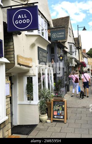 Geschäfte und Cafés entlang der St Pauls Street, georgianische Marktstadt Stamford, Lincolnshire County, England, Großbritannien Stockfoto