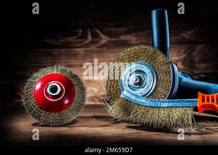 Winkelgrüner mit grünen Drahträdern und einer Handbürste auf altem Holz Stockfoto