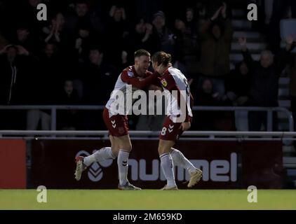 Ben Fox von Northampton Town (rechts) feiert das erste Tor des Spiels während des Spiels Sky Bet League 2 im Sixfields Stadium in Northampton. Foto: Montag, 2. Januar 2023. Stockfoto