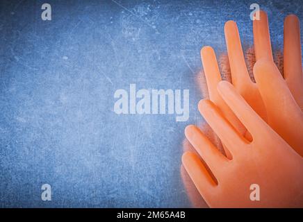 Ein Paar isolierende Gummihandschuhe auf metallischem Hintergrund. Stockfoto