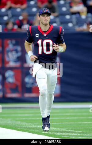 Houston, Texas, USA. 1. Januar 2023. Houston Texans Quarterback Davis Mills (10) joggt während des Spiels zwischen den Houston Texans und den Jacksonville Jaguars im NRG Stadium in Houston, TX, am 1. Januar 2023 zurück auf das Feld. (Kreditbild: © Erik Williams/ZUMA Press Wire) Stockfoto