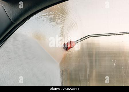 Hochdruckwasserpistole Düsensprühgerät in Autowaschanlage, Selbstbedienung, selektiver Fokus Stockfoto