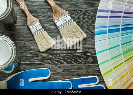 Sicherheitshandschuhe Farbbürsten Dose pantone Fan auf Holzbrett. Stockfoto
