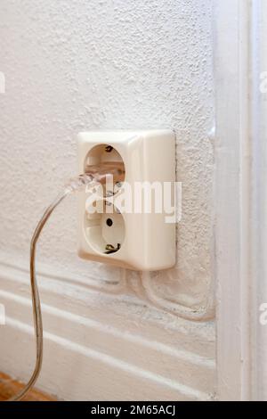 Alte europäische Steckdose mit Wandkabeln, selektiver Fokus Stockfoto