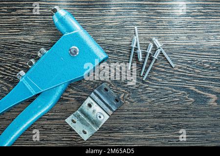 Satz Nietzangen Nietschrauben auf Holzplatte. Stockfoto