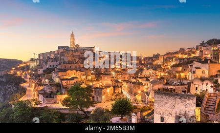 Matera, Italien, alte Stadt auf einem Hügel in der Region Basilikata bei Sonnenaufgang. Stockfoto