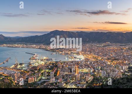 Die Skyline von Palermo, Italien, über dem Hafen in der Abenddämmerung. Stockfoto