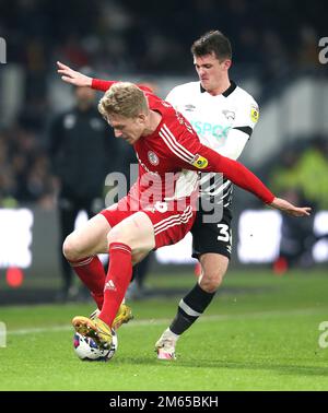 Harvey Rodgers (links) von Accrington Stanley und Jason Knight von Derby County kämpfen während des Spiels Sky Bet League One im Pride Park Stadium, Derby, um den Ball. Foto: Montag, 2. Januar 2023. Stockfoto