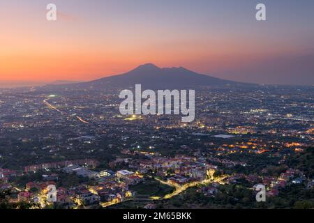 Pompeji, Italien, unter dem Berg Vesuv nach Sonnenuntergang. Stockfoto