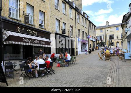 Geschäfte und Cafés entlang der Ironmonger Street, der georgianischen Marktstadt Stamford, Lincolnshire County, England, Großbritannien Stockfoto