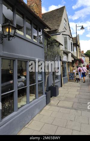 Geschäfte und Cafés entlang der St Pauls Street, georgianische Marktstadt Stamford, Lincolnshire County, England, Großbritannien Stockfoto