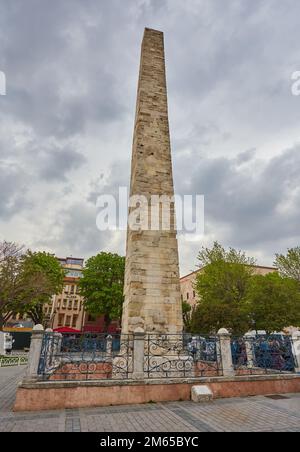 ISTANBUL, TÜRKEI - 21. APRIL 2017: Der Obelisk von Theodosius ist ein alter ägyptischer Obelisk des Pharaos Thutmose III, der sich jetzt in der modernen Stadt des ist befindet Stockfoto