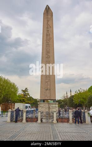 ISTANBUL, TÜRKEI - 21. APRIL 2017: Der Obelisk von Theodosius ist ein alter ägyptischer Obelisk des Pharaos Thutmose III, der sich jetzt in der modernen Stadt des ist befindet Stockfoto