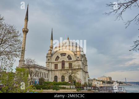 Istanbul, Türkei - 24. April 2017: Die Dolmabah e Moschee. Die Moschee wurde 1855 fertiggestellt Stockfoto