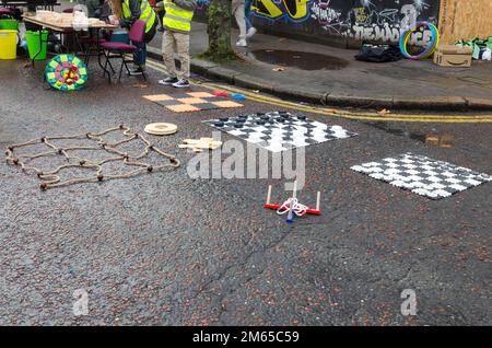 Botanic Avenue Belfast, County Antrim, Nordirland November 20 2022 - Straßenspiele in der Botanic Ave Belfast wurden als Experiment für den Verkehr gesperrt Stockfoto