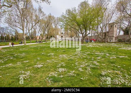 Istanbul, Türkei - 22. April 2017: Gulhane Park ist ein historischer Stadtpark in Istanbul, Türkei. Stockfoto