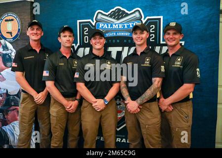 Mitglieder aus den USA Army Marksmanship Unit Action Shooting Team posieren für ein Foto während der Zeremonie der 2022 Palmetto State Armory United States Practical Shooting Association Multigun Nationals Awards am 3. April 2022 in Clinton, South Carolina. Stockfoto