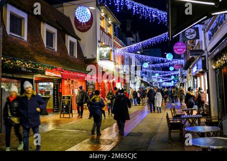 FRA, Frankreich, Le Touquet-Paris-Plage, 11.12.2022: Die Rue Saint Jean, Haupteinkaufstraße und Flaniermeile des Badeortes Le Touquet-Paris-Plage, in Stockfoto