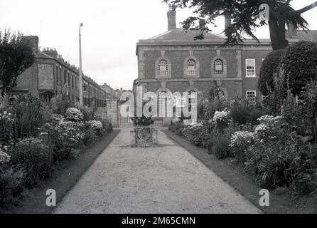 1950er, historischer Blick aus dieser Ära der Gärten des berühmten englischen Dramatikers William Shakespeares Geburtsort in Henley Street, Stratford-upon-Avon, England, Großbritannien. Der von Mauern umgebene formelle Garten liegt auf einem Land, das 1847 vom Geburtshaus von Shakespeare gebracht wurde und zwischen 1847 und 1858 in einem einfachen viktorianischen Stil angelegt wurde, als das Haus ebenfalls restauriert wurde. Stockfoto