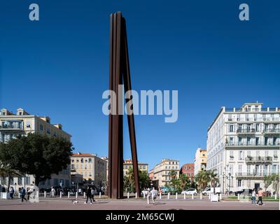 Nizza, Promenade des Anglais, Neuf lignes obliques, Stahlskulptur von Bernard Venet 2010 zur Erinnerung an den Anschluss Nizzas an Frankreich Stockfoto