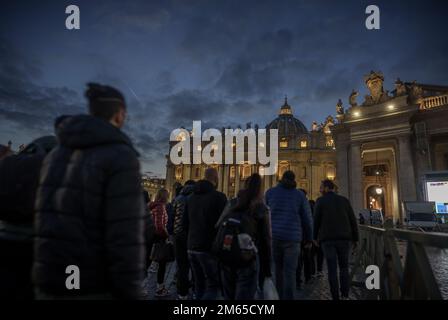 Vatikanstadt, Vatikan. 02. Januar 2023. Gläubige gehen zu Fuß nach St. Petersdom, wo der Leichnam des verstorbenen Papstes Benedikt XVI. In der Öffentlichkeit aufgestellt wird. Der Papst Emeritus war am Samstag im Alter von 95 Jahren gestorben. Kredit: Michael Kappeler/dpa/Alamy Live News Stockfoto