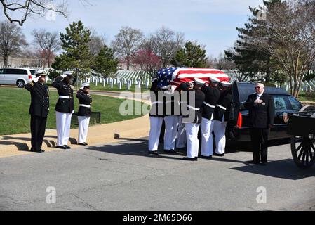 Der Marine Corps Pvt. William E. Rambo, 20, getötet im Zweiten Weltkrieg, wurde auf dem Arlington National Cemetery, Arlington, Virginia, am 4. April 2022 begraben. Im November 1943 war Rambo Mitglied von Unternehmen H, 2. Bataillon, 8. Marineregiment, 2. Marine Division, Fleet Marine Force, Und wurde am 20. November 1943 in der Schlacht von Tarawa getötet. Er wurde am 24. Juni 2019 von der DPAA gemeldet. (Foto von Sergeant 1. Class Sean Everette) Stockfoto