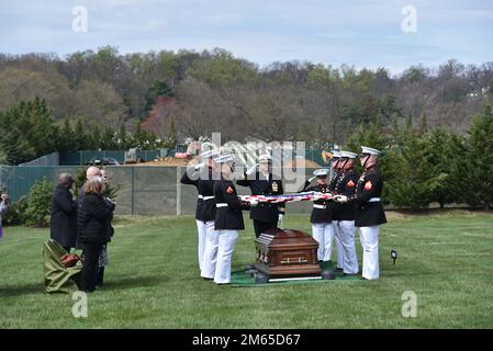 Der Marine Corps Pvt. William E. Rambo, 20, getötet im Zweiten Weltkrieg, wurde auf dem Arlington National Cemetery, Arlington, Virginia, am 4. April 2022 begraben. Im November 1943 war Rambo Mitglied von Unternehmen H, 2. Bataillon, 8. Marineregiment, 2. Marine Division, Fleet Marine Force, Und wurde am 20. November 1943 in der Schlacht von Tarawa getötet. Er wurde am 24. Juni 2019 von der DPAA gemeldet. (Foto von Sergeant 1. Class Sean Everette) Stockfoto