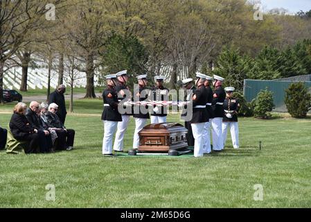 Der Marine Corps Pvt. William E. Rambo, 20, getötet im Zweiten Weltkrieg, wurde auf dem Arlington National Cemetery, Arlington, Virginia, am 4. April 2022 begraben. Im November 1943 war Rambo Mitglied von Unternehmen H, 2. Bataillon, 8. Marineregiment, 2. Marine Division, Fleet Marine Force, Und wurde am 20. November 1943 in der Schlacht von Tarawa getötet. Er wurde am 24. Juni 2019 von der DPAA gemeldet. (Foto von Sergeant 1. Class Sean Everette) Stockfoto