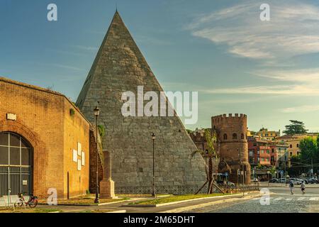 Das römische Grab in Form einer Pyramide, die Pyramide von Caius Cestius und Porta San Paolo, Zugang zu den antiken Aurelianischen Mauern. Rom, Latium, Italien, Stockfoto