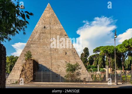 Die Pyramide des Cestius ist ein römisches Grab in Form einer Pyramide und ist in den hinteren Rand des nicht-katholischen Friedhofs integriert. Rom, Latium Stockfoto