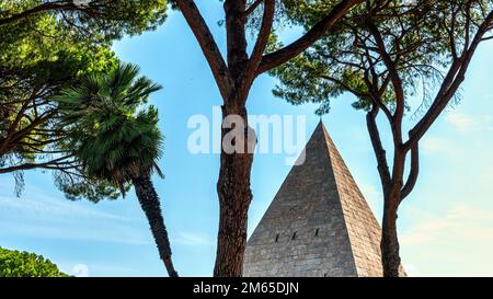 Die Pyramide des Cestius ist ein römisches Grab in Form einer Pyramide und ist in den hinteren Rand des nicht-katholischen Friedhofs integriert. Rom, Latium Stockfoto