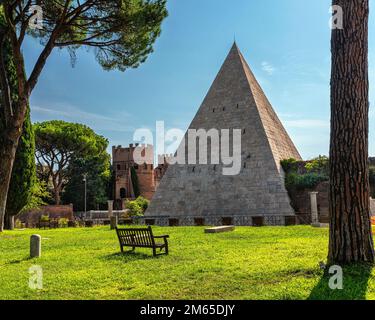 Die Pyramide des Cestius ist ein römisches Grab in Form einer Pyramide und ist in den hinteren Rand des nicht-katholischen Friedhofs integriert. Rom, Latium Stockfoto