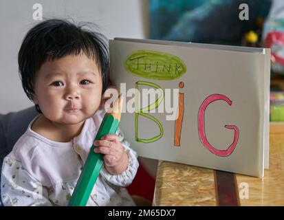 Ein liebenswertes Kind, ein Konzept für frühes Lernen und großes Denken. Stockfoto