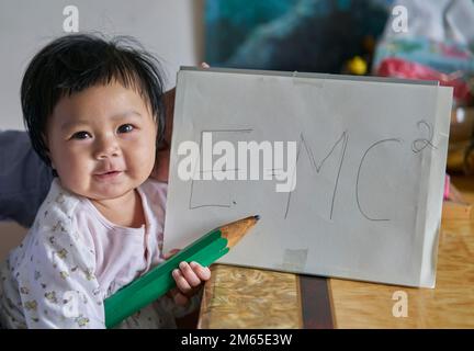 Ein liebenswertes Kind, ein Konzept für frühes Lernen und großes Denken. Stockfoto