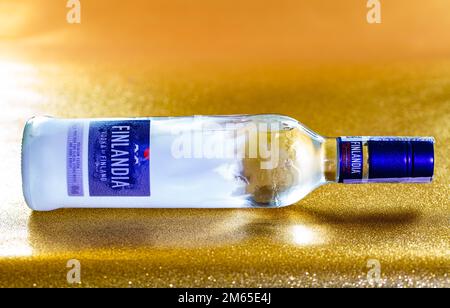 Helsinki, Finnland - 2. Januar 2023: Gefrorene Flasche Finlandia Vodka Stockfoto