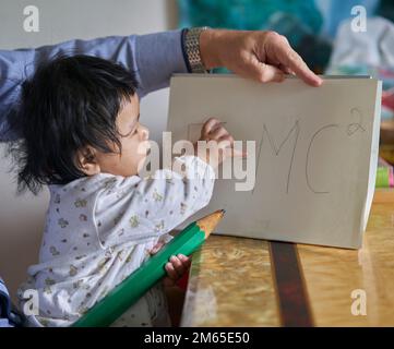 Ein liebenswertes Kind, ein Konzept für frühes Lernen und großes Denken. Stockfoto