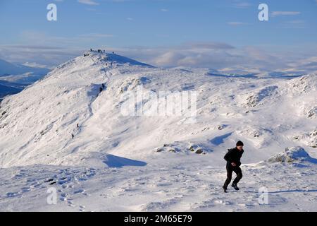 Pitlochry, Schottland, Großbritannien. 2. Januar 2023 Winterschnee, Wanderer auf dem Weg und Gipfel des schneebedeckten Ben Vrackie, einem prominenten corbett in Pitlochry. Kredit: Craig Brown/Alamy Live News Stockfoto