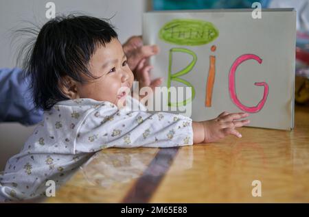 Ein liebenswertes Kind, ein Konzept für frühes Lernen und großes Denken. Stockfoto