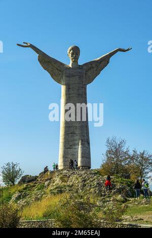 Die Statue des Erlösers oder Christus des Erlösers, Skulptur auf dem Gipfel des Mount San Biagio mit Blick auf Maratea. Basilicata, Italien Stockfoto