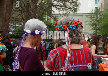 Besucher des „King's Council“-Empfangstreffens vor dem Briscoe Western Art Museum im Zentrum von San Antonio, Texas, 4. April 2022. Der Empfang des Königsrats fand vor der Texas Cavalier Parade statt. Die Texas Cavaliers River Parade umfasst mehr als 45 dekorierte Festwagen, die Schulen, lokale Unternehmen, Bürgerorganisationen und das Militär hervorheben. Alle Erlöse und Spenden aus der Parade kommen über 70 Wohltätigkeitsorganisationen für Kinder zugute. Stockfoto