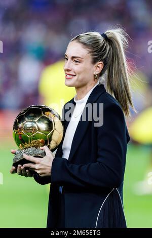 BARCELONA – Okt 20: Alexia Putellas mit dem Ballon d'Or vor dem LaLiga-Spiel zwischen dem FC Barcelona und dem Villarreal CF im Spotify Camp Nou Stadion Stockfoto