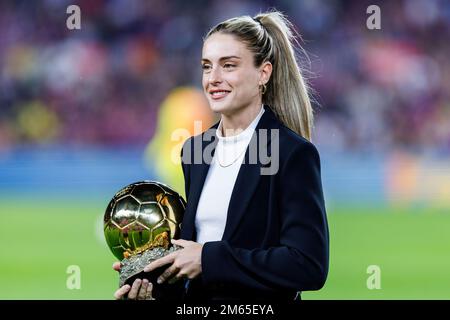 BARCELONA – Okt 20: Alexia Putellas mit dem Ballon d'Or vor dem LaLiga-Spiel zwischen dem FC Barcelona und dem Villarreal CF im Spotify Camp Nou Stadion Stockfoto